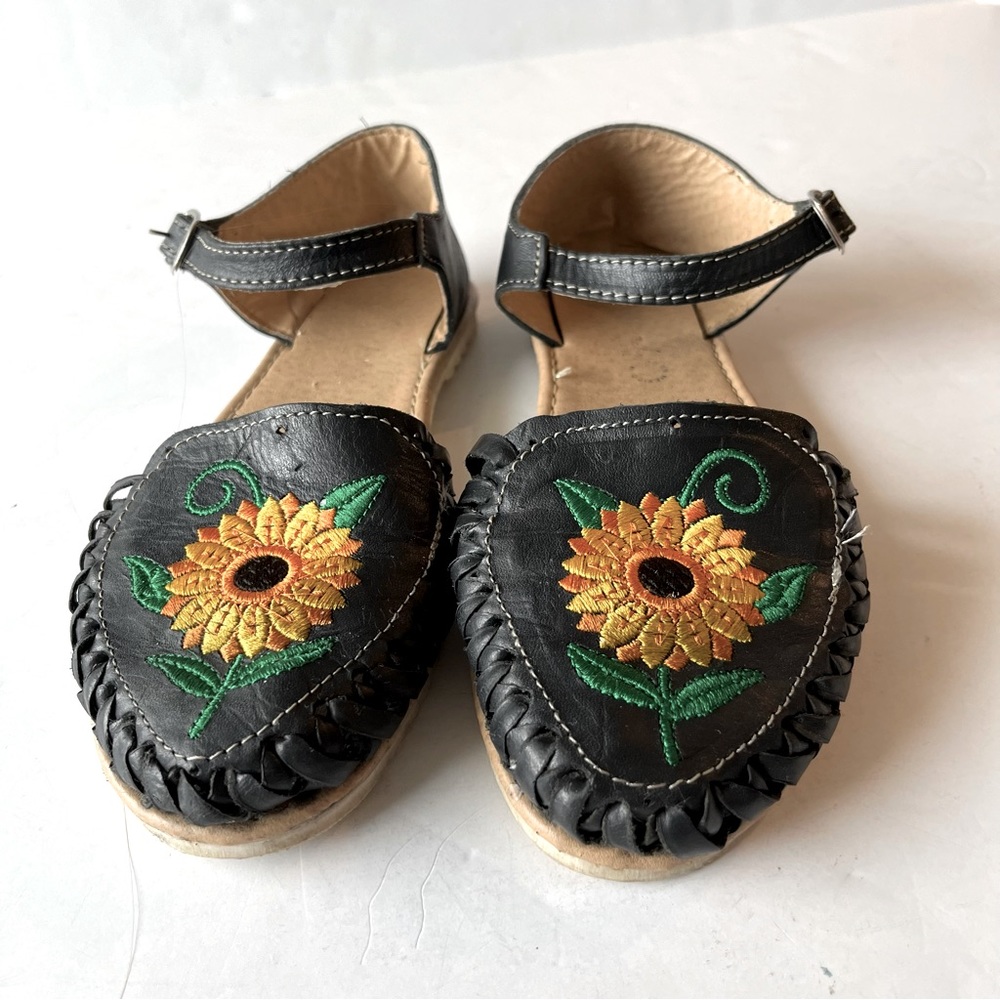 Girasol Handcrafted Black Leather Embroidered Sunflower Huaraches Size 38